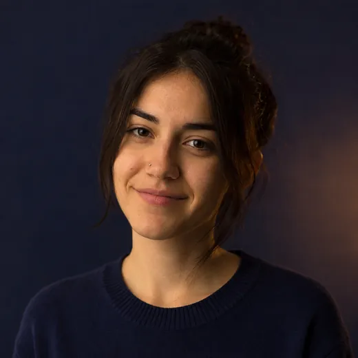 Delfina Roldán, administradora de Café Gamer Arg, sonriendo en el local